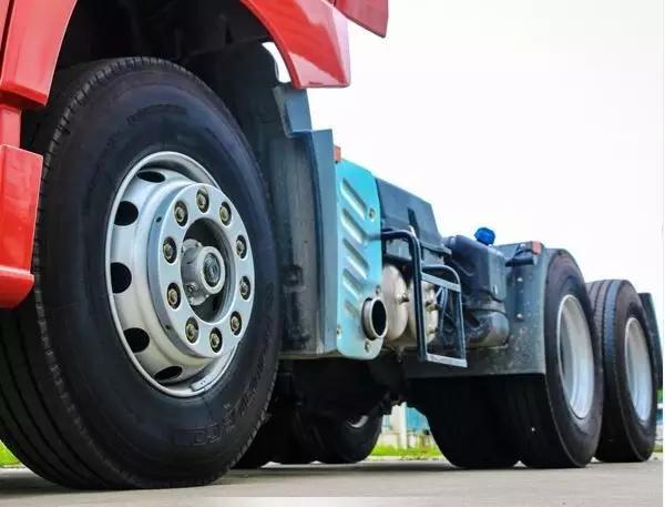 银川一工人在给轮胎充气时爆炸,工人被炸伤,这名工人的伤势如何?