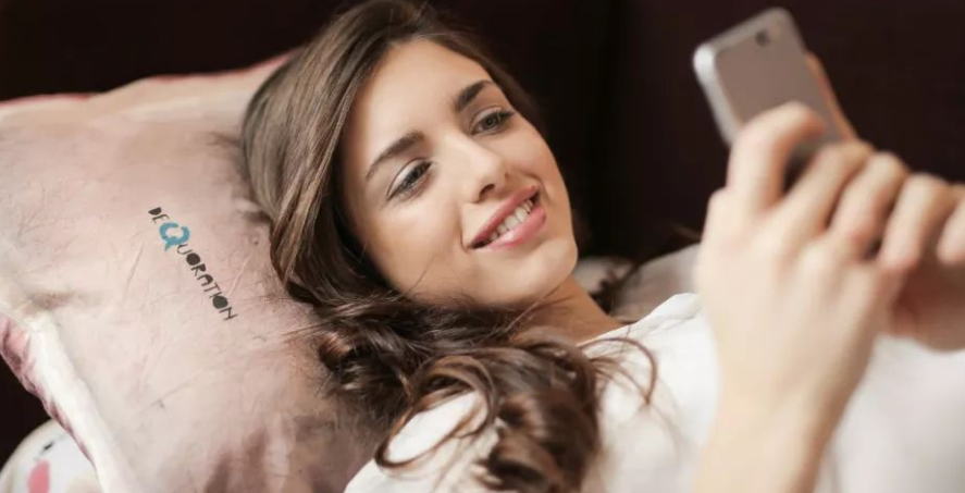 原以为开着语音睡觉很浪漫,为何会翻车?