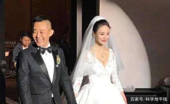 侯勇带小20多岁娇妻看画展,妻子长发飘飘气质不输女明星,你怎么看?