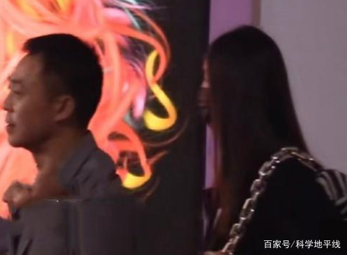 侯勇带小20多岁娇妻看画展,妻子长发飘飘气质不输女明星,你怎么看?