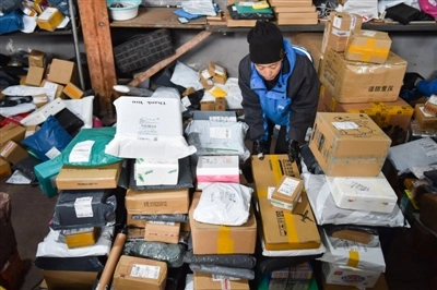 合肥一夫妇给留美女儿寄快递寄到英国,这中间发生了哪些误会?