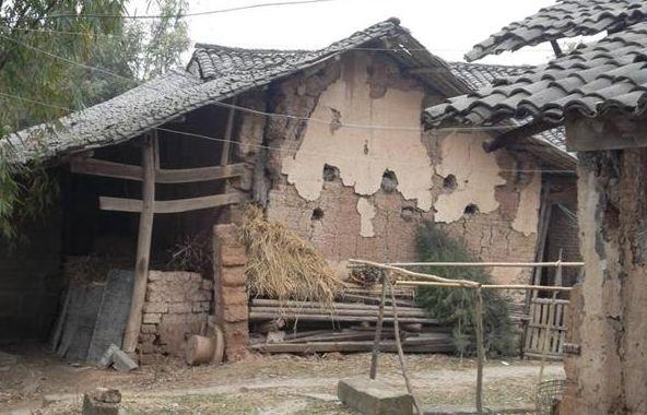 农村里荒废的旧房子浪费了很多土地,该如何利用这些土地?