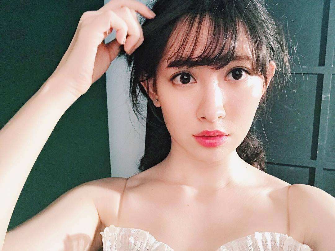 小嶋阳菜偶遇大岛优子,随手拍了合照,她们有多美?