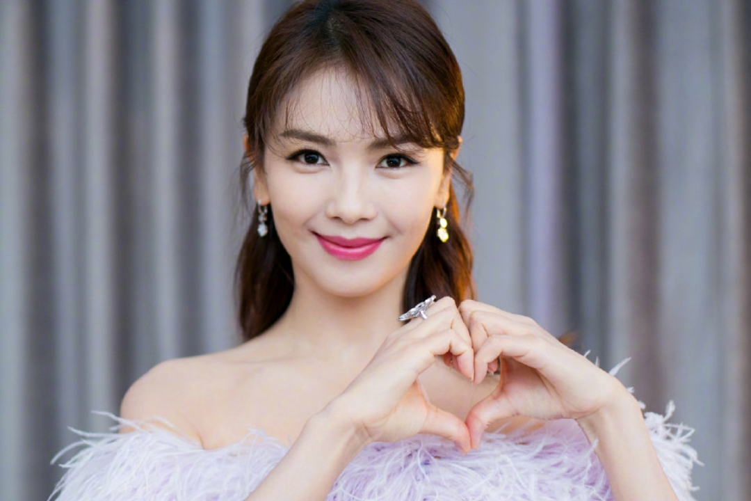 刘涛香芋紫羽毛裙亮相中秋晚会 ,为什么网友却要就此吐槽不断?