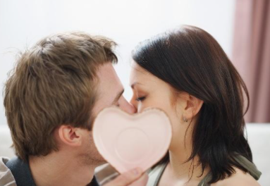 女生接吻时闭眼和不闭眼分别体现什么？