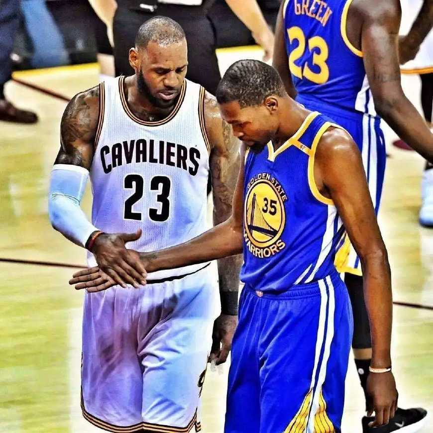 詹姆斯和杜兰特在激烈争吵后击掌示意,难道这就是篮球的真谛吗?