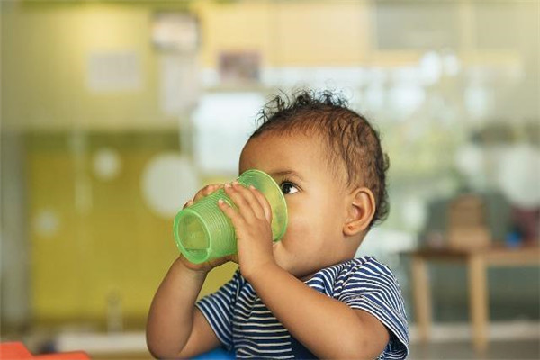 倒立着喝水,水还会去胃里吗?