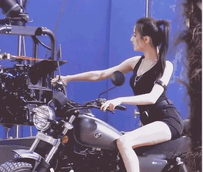 迪丽热巴机车服造型曝光,她适合这种风格吗?