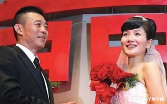 侯勇带小20多岁娇妻看画展,妻子长发飘飘气质不输女明星,你怎么看?