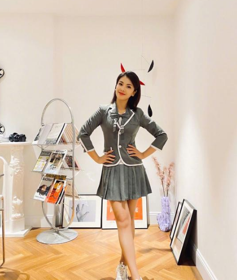 42岁刘涛真绝了,穿S码女团服卖萌,一个中年人装起嫩来有违和感吗?