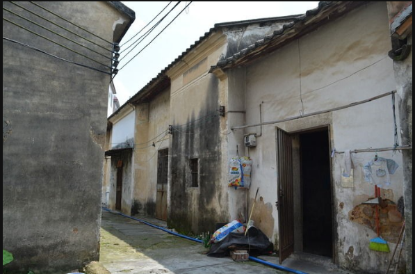 农村里荒废的旧房子浪费了很多土地,该如何利用这些土地?