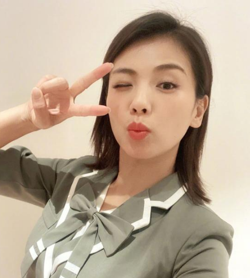 42岁刘涛真绝了,穿S码女团服卖萌,一个中年人装起嫩来有违和感吗?