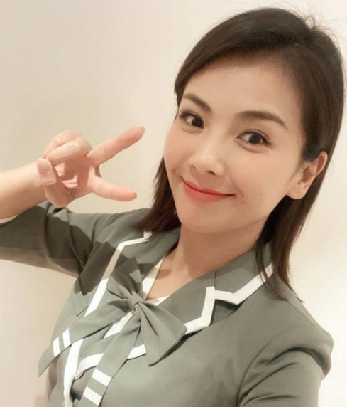 42岁刘涛真绝了,穿S码女团服卖萌,一个中年人装起嫩来有违和感吗?