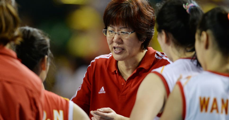 女排姑娘流泪鞠躬致谢郎平,如何评价郎平的执教生涯?