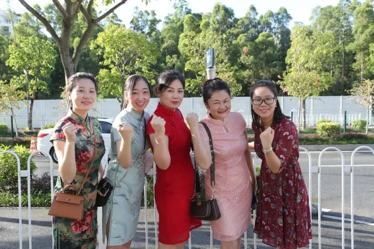 考点门口,考生家长们身穿艳丽旗袍,这样子有何寓意?