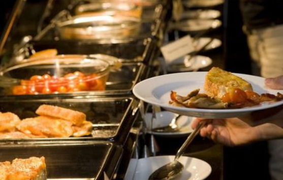 长沙一男子因太能吃被自助餐厅拉黑,餐厅的这一行为合法吗?