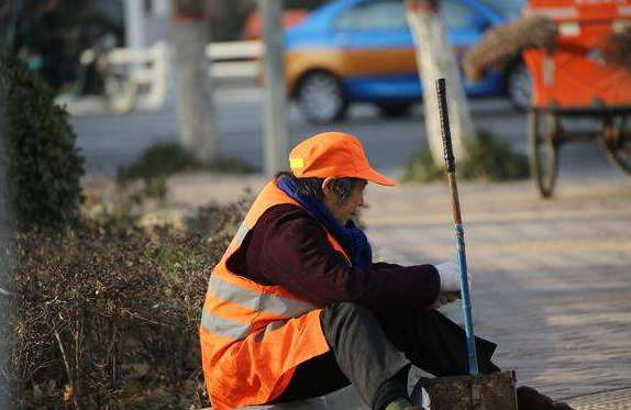 餐馆老板请60名环卫工吃团圆饭,具体是怎么一回事?