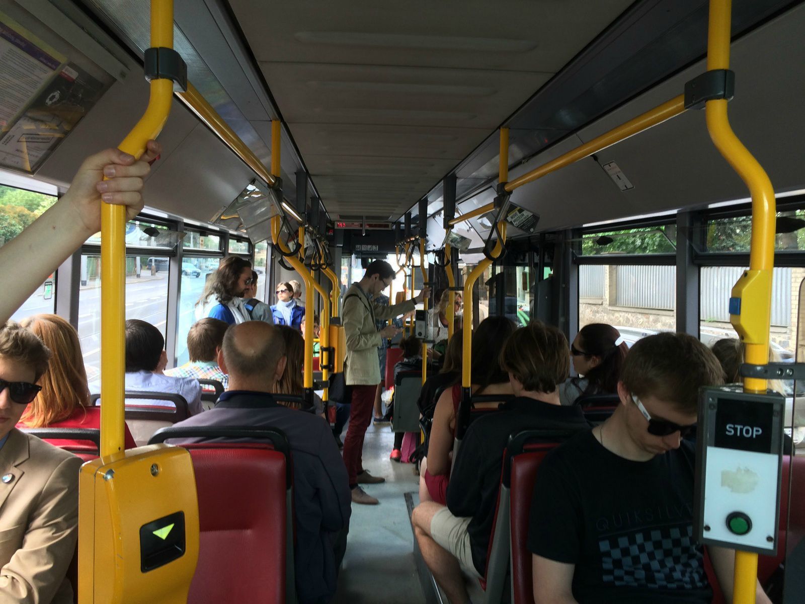 女孩公交车上被陌生人点燃头发,这名陌生人为何这么做?