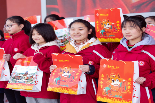 安徽省一中学给学生发12000斤猪肉过年，该校为何如此慷慨？