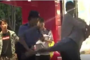 醉酒男暴打女民警违反了什么法律?