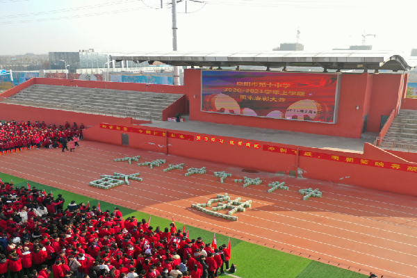 安徽省一中学给学生发12000斤猪肉过年，该校为何如此慷慨？