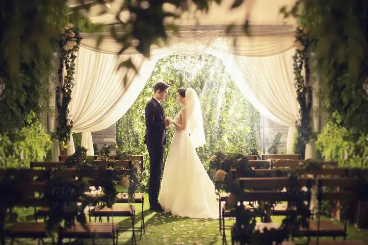 湖北一新郎遭婚闹被绑树上狂泼面粉,这是否属于恶俗婚闹?