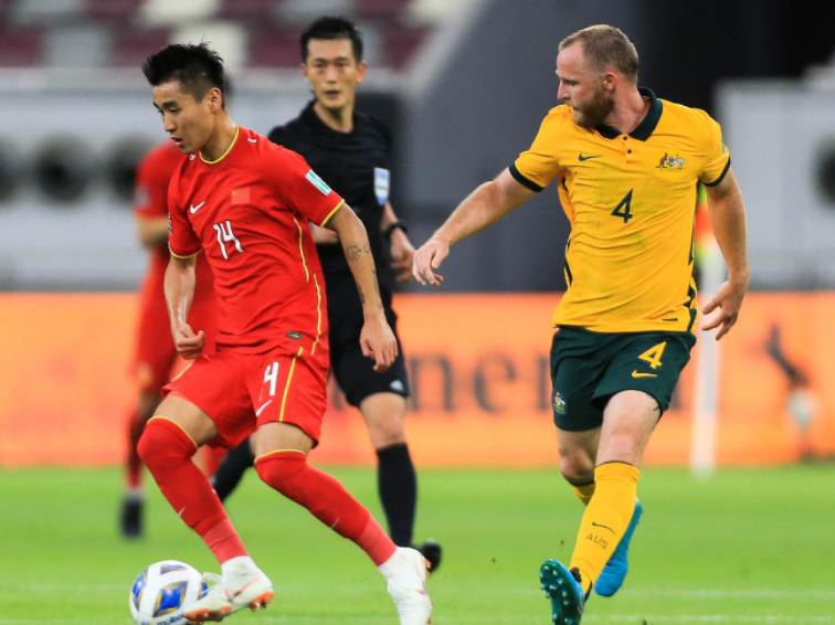 国足1-1战平澳大利亚,国足在这场比赛中的表现如何?