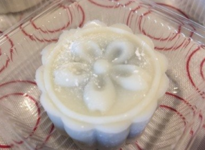 上海人台风天排长队买月饼,市民们需做好哪些防范?