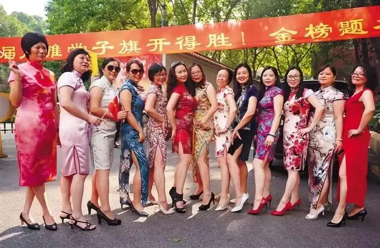 考点门口,考生家长们身穿艳丽旗袍,这样子有何寓意?