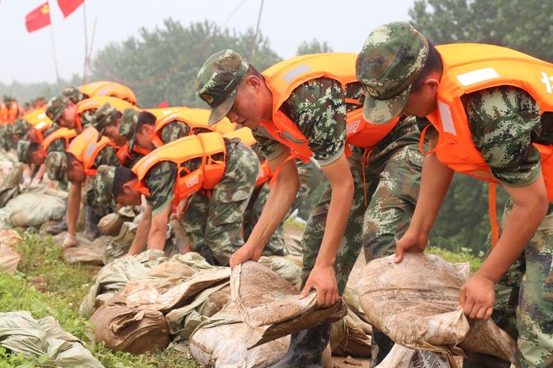 退役军人突发脑溢血倒在抗洪一线,家人是否知道此消息?