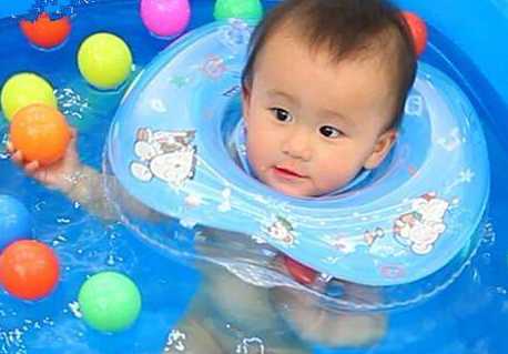 刚满月女婴戴脖圈游泳窒息身亡,婴幼儿真的可以佩戴脖圈游泳吗?