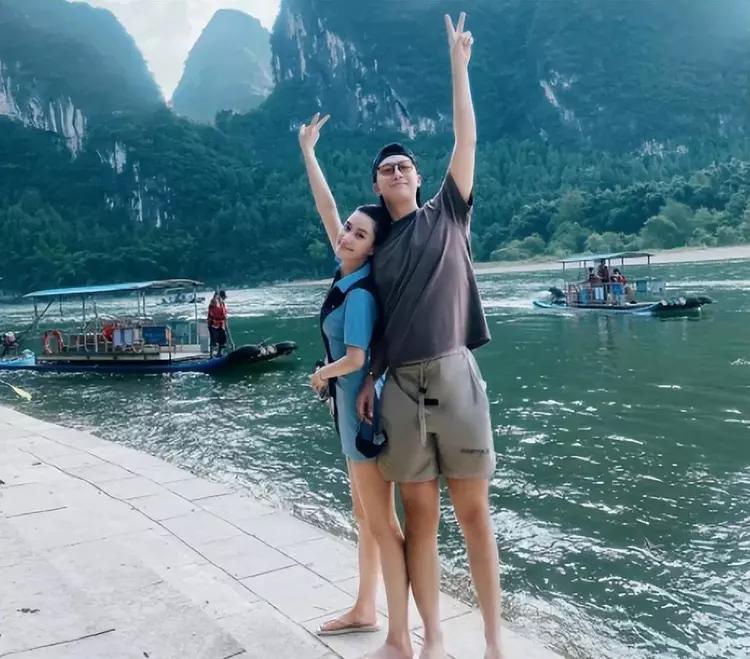 何超莲晒和窦骁出游照,他们的感情有多甜蜜?