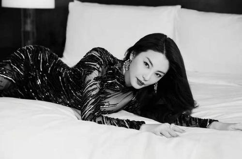 张雨绮一袭透视感墨色开衩裙,为何这样的身材有人会说胖?