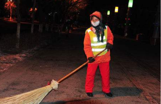 餐馆老板请60名环卫工吃团圆饭,具体是怎么一回事?