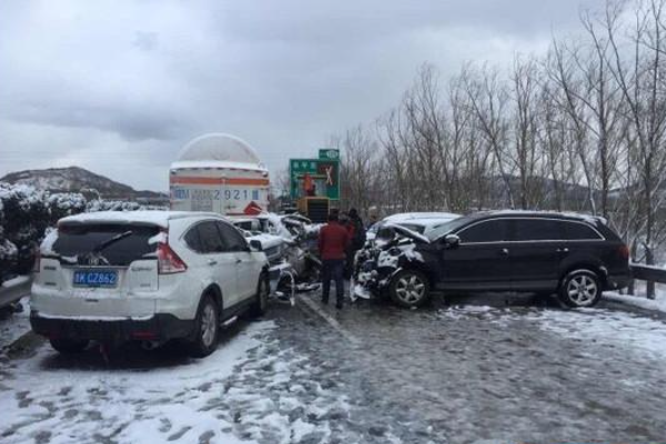 内蒙古降雪导致荣乌高速9车连撞,现场是否有造成人员伤亡?