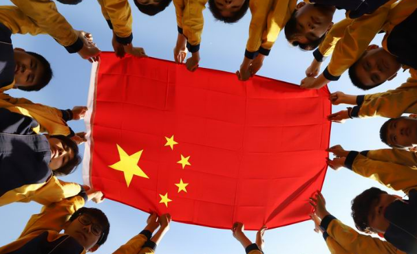 我国的国旗不但有编号,而且每天都是崭新的,这是为什么?