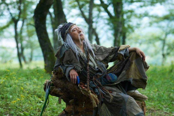 洪七公是因为什么少了一根手指,被叫做“九指神丐”的?