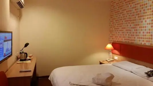 关于厦门如家酒店房间藏摄像头一事,酒店经理是如何回应的?