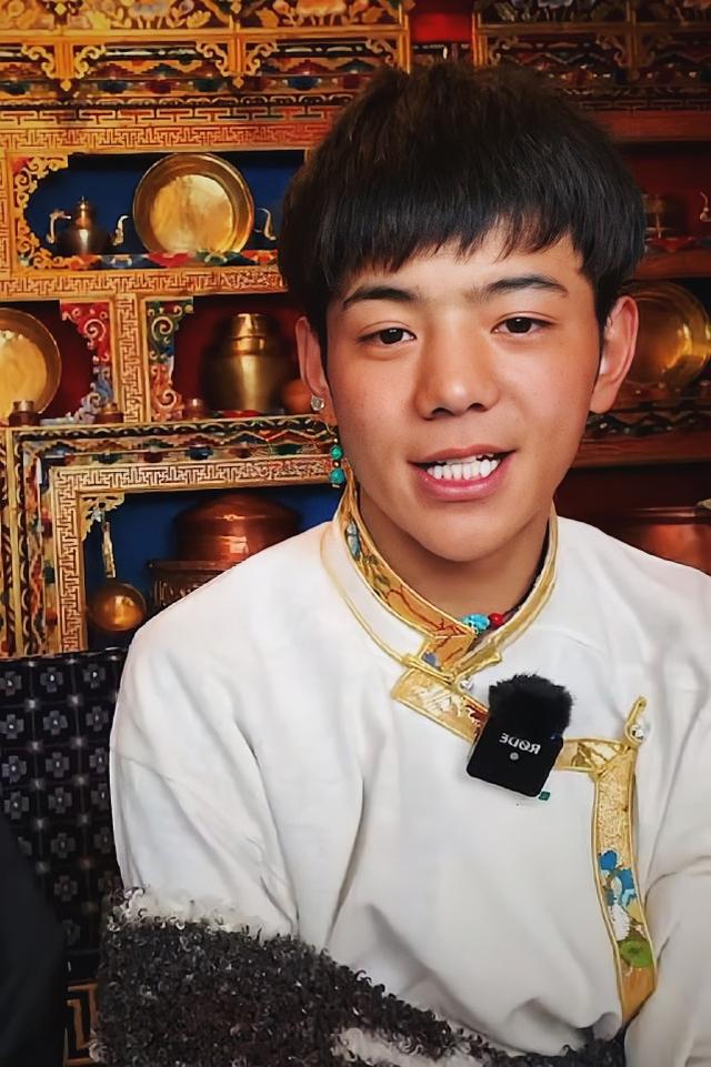 三块就能买到电话号码,太过分!丁真会成为第二个大衣哥吗?