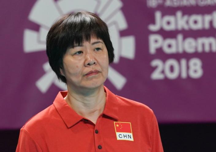 女排姑娘流泪鞠躬致谢郎平,如何评价郎平的执教生涯?