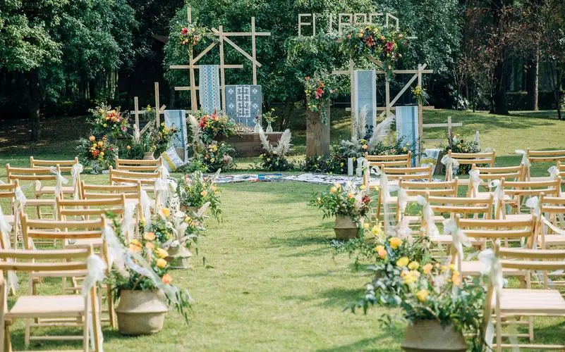 湖北一新郎遭婚闹被绑树上狂泼面粉,这是否属于恶俗婚闹?