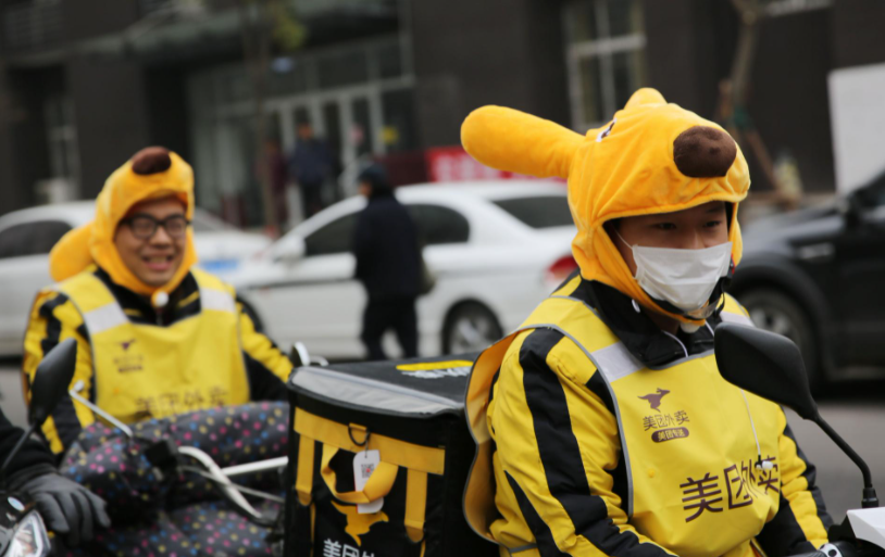 重庆骑手被取消订单当顾客的面怒砸外卖，骑手这么做合适吗？