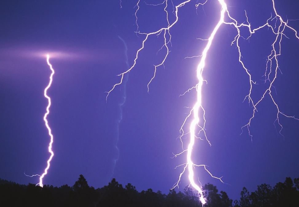 什么原因导致美国加州72小时遭上万次雷击的？