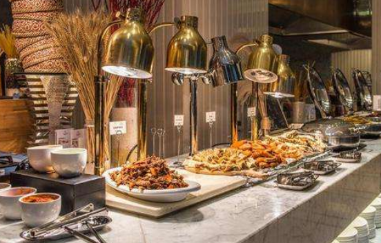 长沙一男子因太能吃被自助餐厅拉黑,餐厅的这一行为合法吗?