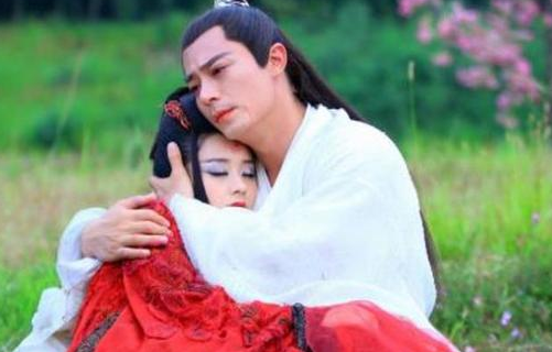 你觉得《花千骨》中的小骨是如何一步步变成妖神的?