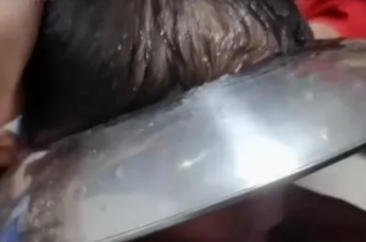 男孩脑袋卡进锅盖取不下来,消防员是如何帮忙的?