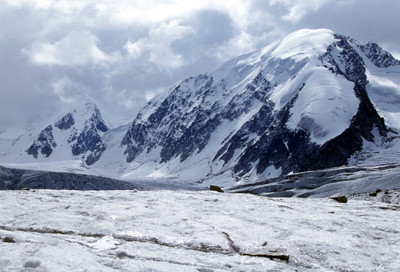 阿尔泰山位于哪四个国家的交界处?