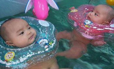 刚满月女婴戴脖圈游泳窒息身亡,婴幼儿真的可以佩戴脖圈游泳吗?