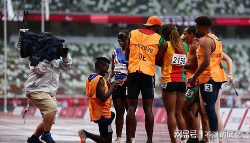 东京残奥会浪漫一幕,陪跑员雨中跪地求婚女选手,你对此有何感触?