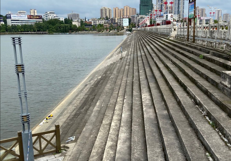 安顺公交车坠湖事故已救出18人,其中有多少高考学生?